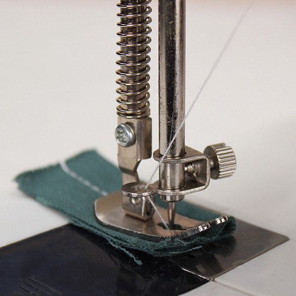 2015 new portable home handwork electric mini sewing machine with led light